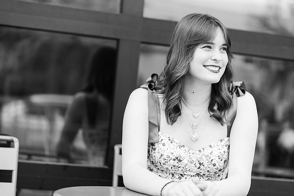 Brooke b&w 0025