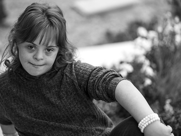 Sarah b&w056