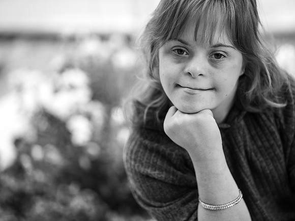 Sarah b&w057
