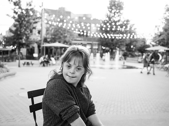 Sarah b&w079