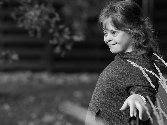Sarah b&w026